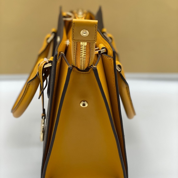 MICHAEL KORS HOPE MEDIUM MESSENGER MARIGOLD - Picture 7 of 16
